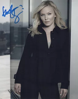 Kelli Giddish autograph