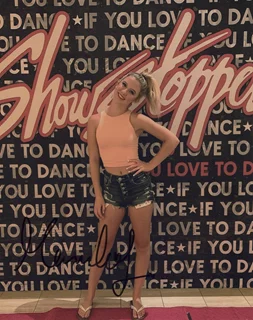 Hannah Lowery autograph