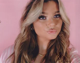 Ava Monpere autograph