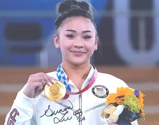 Suni Lee autograph