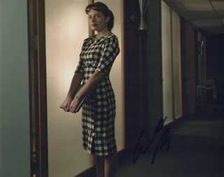 Elisabeth Moss autograph