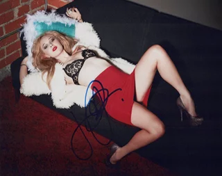 Juno Temple autograph