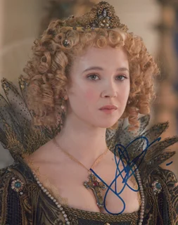 Juno Temple autograph