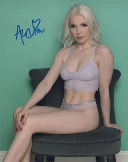 Ali Claire autograph