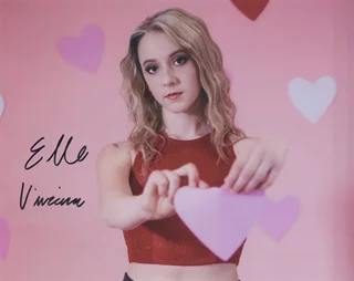 Elle Viviana autograph