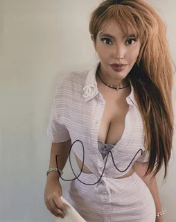 Claudia Alvarado autograph