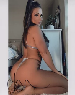 Courtney Tillia autograph