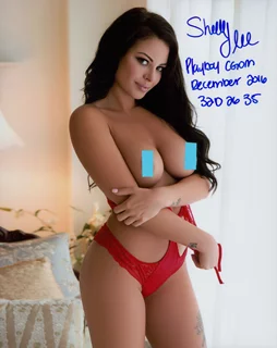 Shelly Lee autograph