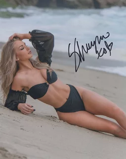 Shayna Holt autograph