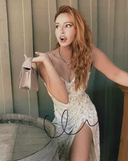 Claudia Alvarado autograph