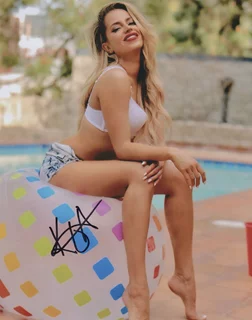 Kristina Urribarres autograph