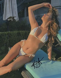 Kristina Urribarres autograph
