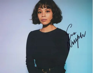 Eva Noblezada autograph