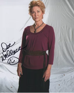 Dee Wallace autograph
