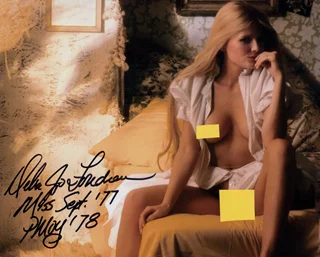 Debra Jo Fondren autograph