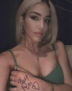 Melissa Paradise autograph