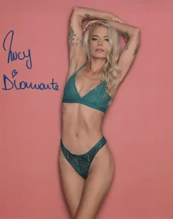 Lucia Diamante autograph