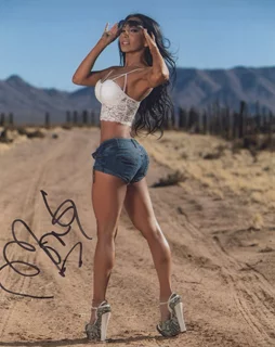 Monica Goe autograph