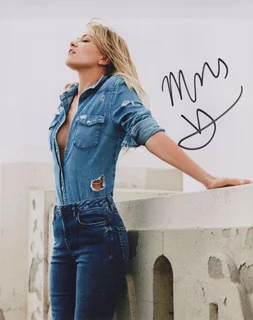 Meredith Hagner autograph