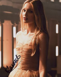 Hannah Dodd autograph