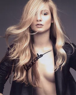 Hannah Dodd autograph