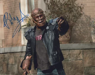 Riley Shanahan autograph