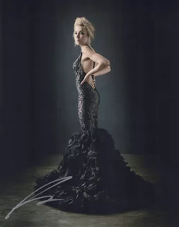 Mirrah Foulkes autograph