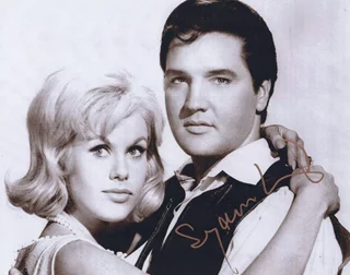 Suzanna Leigh autograph