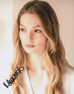 Hannah Dodd autograph