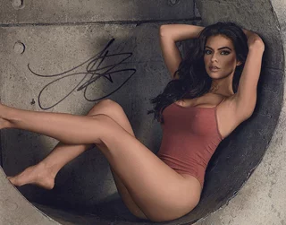 Laura Ariana autograph