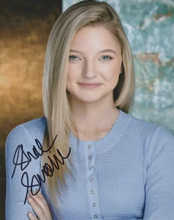 Shae Smolik autograph