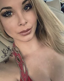 Alexandra Kyle autograph