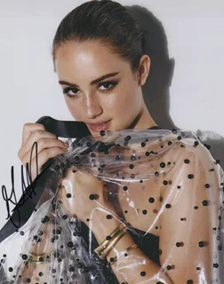 Grace Van Patten autograph