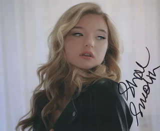 Shae Smolik autograph