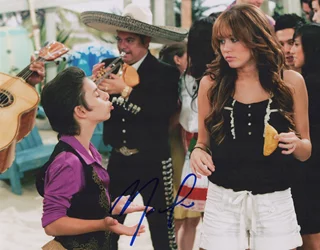 Moises Arias autograph