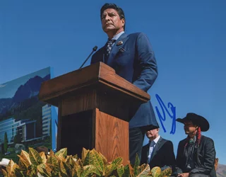 Mo Brings Plenty autograph