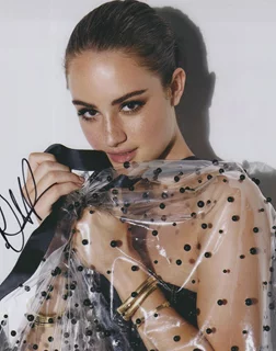 Grace Van Patten autograph