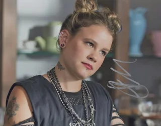 Sosie Bacon autograph