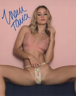 Vixen Tavia autograph