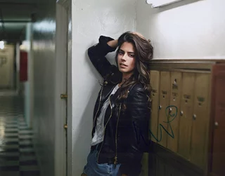 Lorenza Izzo autograph