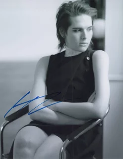 Hari Nef autograph