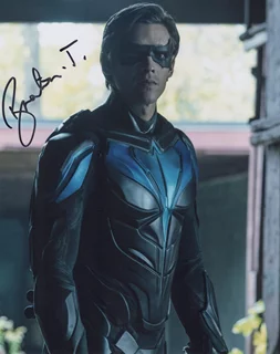 Brenton Thwaites autograph