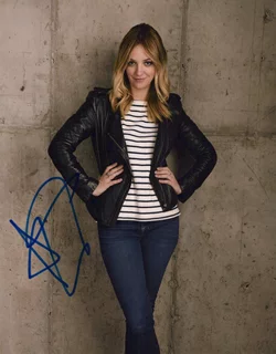 Abby Elliott autograph