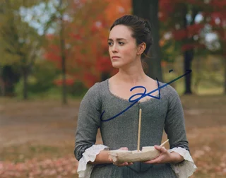 Heather Lind autograph