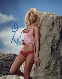 Tara Reid autograph