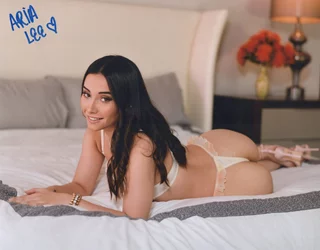 Aria Lee autograph