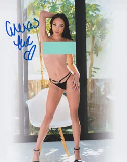 Alexis Tae autograph