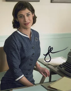 Lizzy Caplan autograph