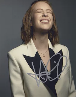 Hannah Einbinder autograph