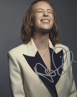 Hannah Einbinder autograph